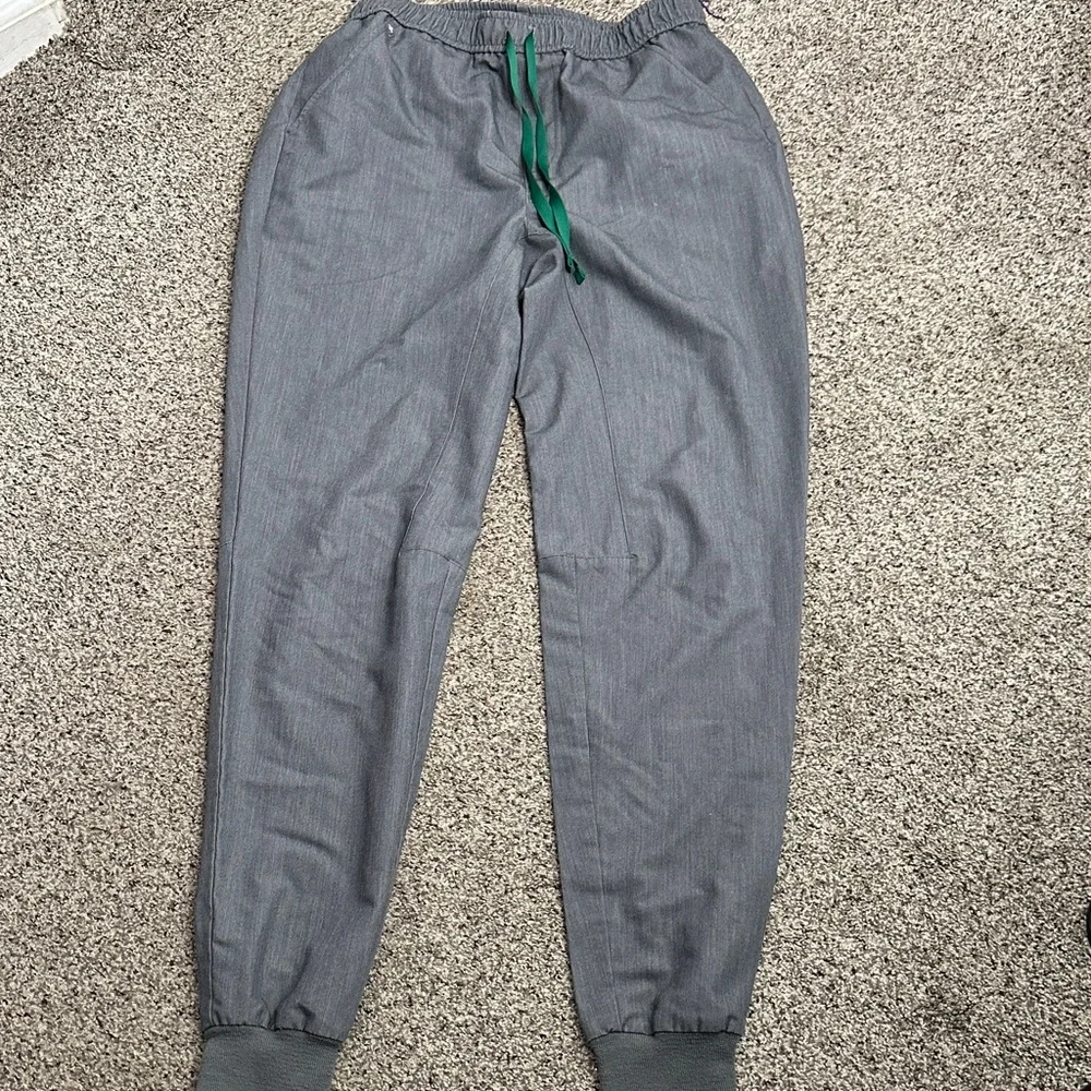Figs Tansen Gray scrub Jogger Pants with Green Drawstring size MT